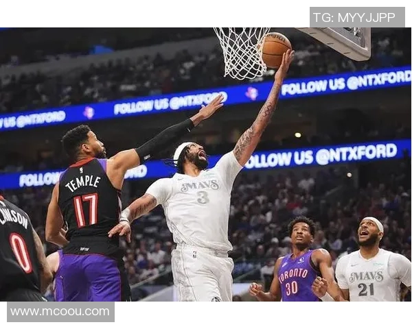 3连胜！勇士主场力克独行侠，库里创里程碑，浓眉因伤退赛成焦点